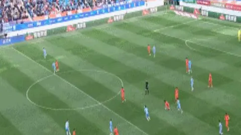 “麦克阿瑟率队逆转国安，塞鸟双响神勇，柏杨关键点球+门线神扑+红牌彰显斗志！”